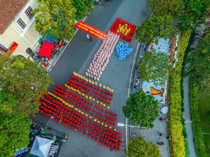 700 women in Ao Dai set new Vietnamese record